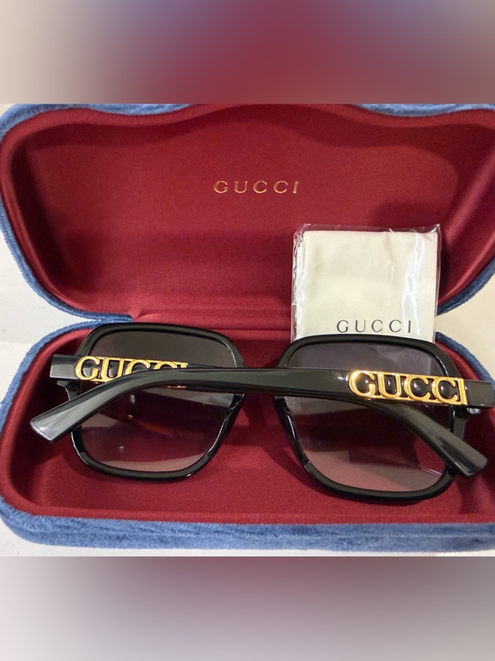Gucci Black Square Sunglasses with Gradient Lenses and Gold Logo w/velvet Case - Picture 2 of 5